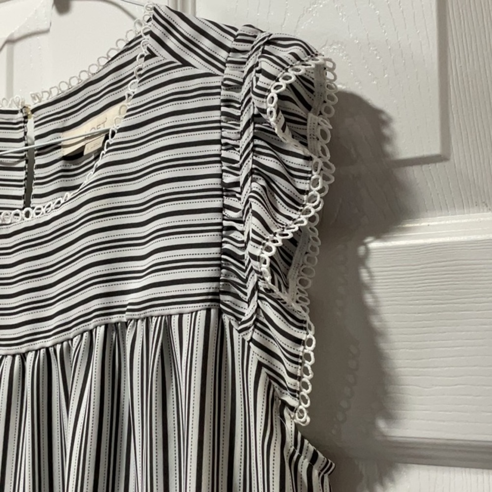 Loft black & white small stripe design with ruffle shoulders blouse L - Picture 3 of 13
